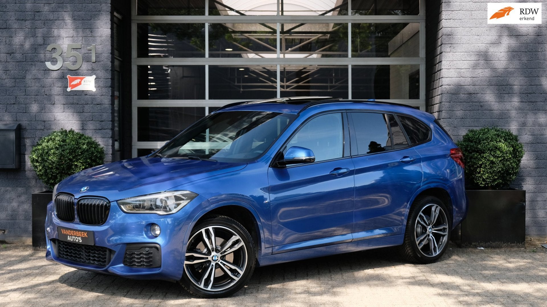 BMW X1 SDrive20i High Executive M-Sport ACC| HUD|PANO|H/K|1E, Auto's, Zwart, Blauw, Alcantara, Origineel Nederlands