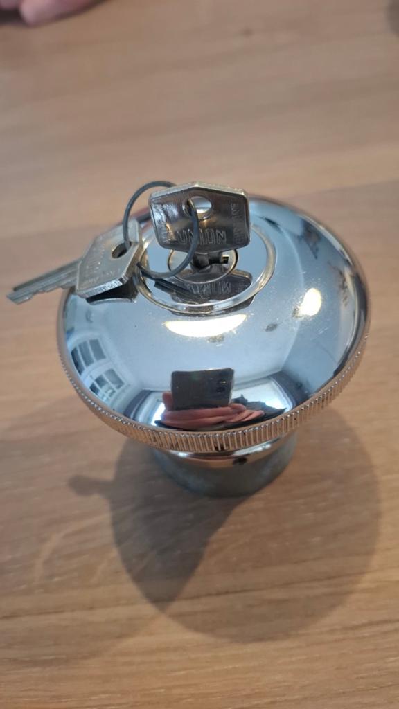 NOS verchroomde Tankdop+Sleuteltjes voor Oldtimer nieuwstaat, Ophalen of Verzenden, Gebruikt, Universele onderdelen