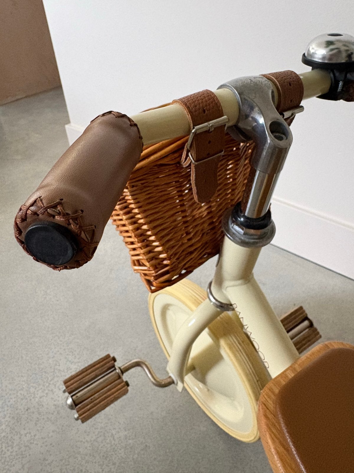 Banwood driewieler met mandje - Crème, Ophalen, Zo goed als nieuw, Terugtraprem, Minder dan 16 inch