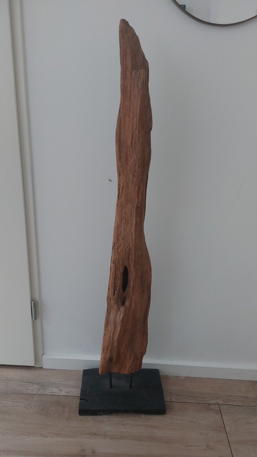 Hout sculptuur / ornament op sokkel, Antiek en Kunst, Kunst | Beelden en Houtsnijwerken, Ophalen, 1 meter - 2 meter, Beeld, Bruin