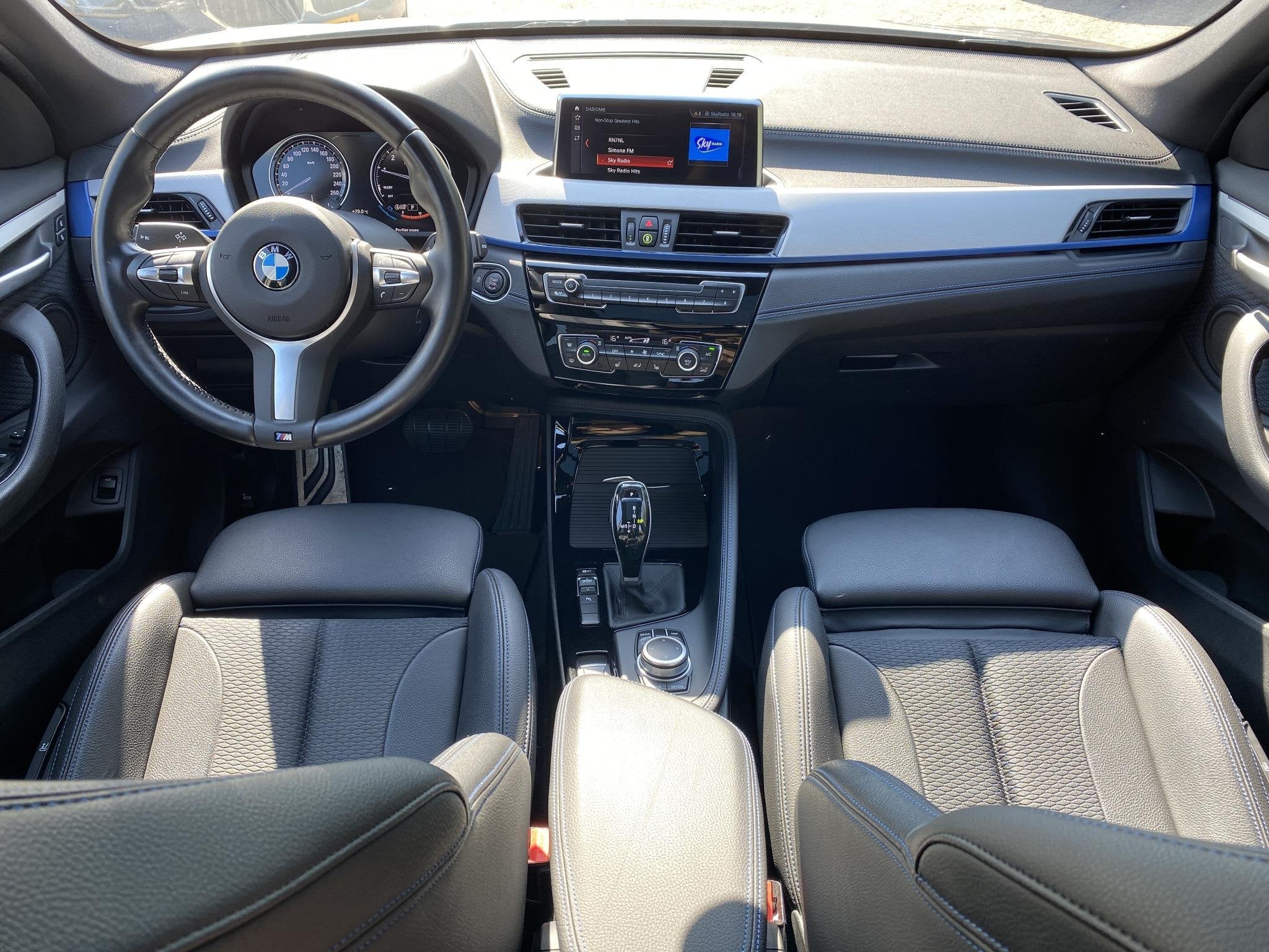 BMW X1 sDrive18i High Executive M-Pakket / Pano / Stoelverwa, Auto's, Gebruikt, Alcantara, 19 km/l, 3 cilinders