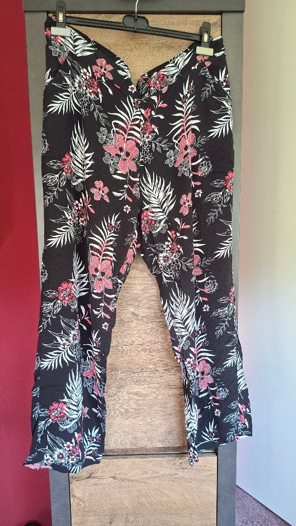 Dames broek - maat 50  - zwart  - met wit, rood bloemen, Kleding | Dames, Zwart, Maat 46/48 (XL) of groter, Ophalen of Verzenden