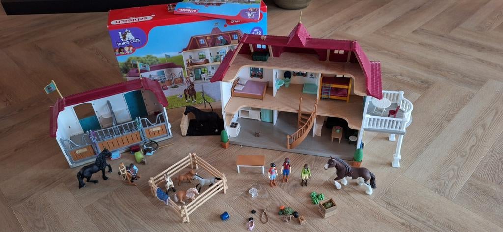 Schleich huis en stal met paarden,poetsplaats en accessoires, Ophalen of Verzenden, Zo goed als nieuw, Jongen of Meisje