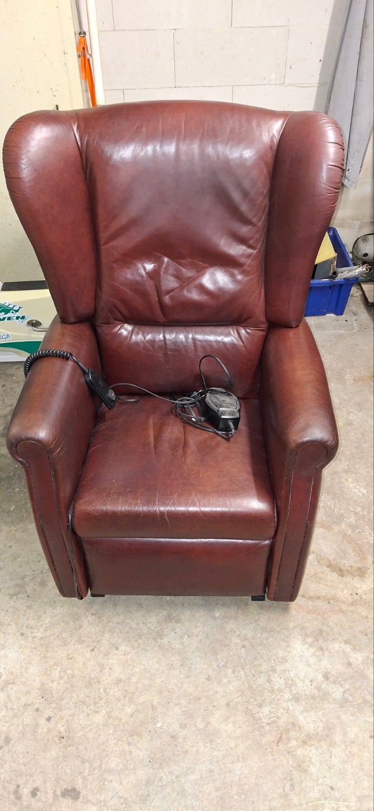 Sta op stoel leder elektrisch rood bruin, Huis en Inrichting, Fauteuils, Ophalen, Gebruikt, Klassiek, 50 tot 75 cm