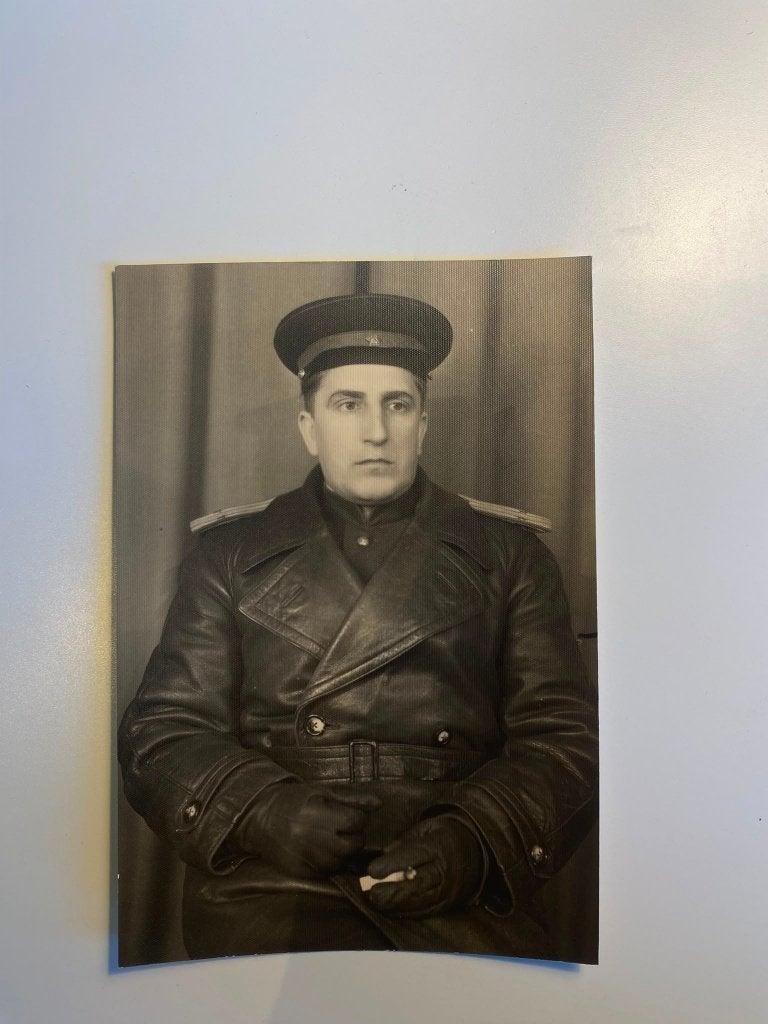 Militaria Foto WO2 Sovjet-Unie – Officier met Pet en Overjas, Verzamelen, Ophalen of Verzenden, Voor 1940, Zo goed als nieuw, Kind