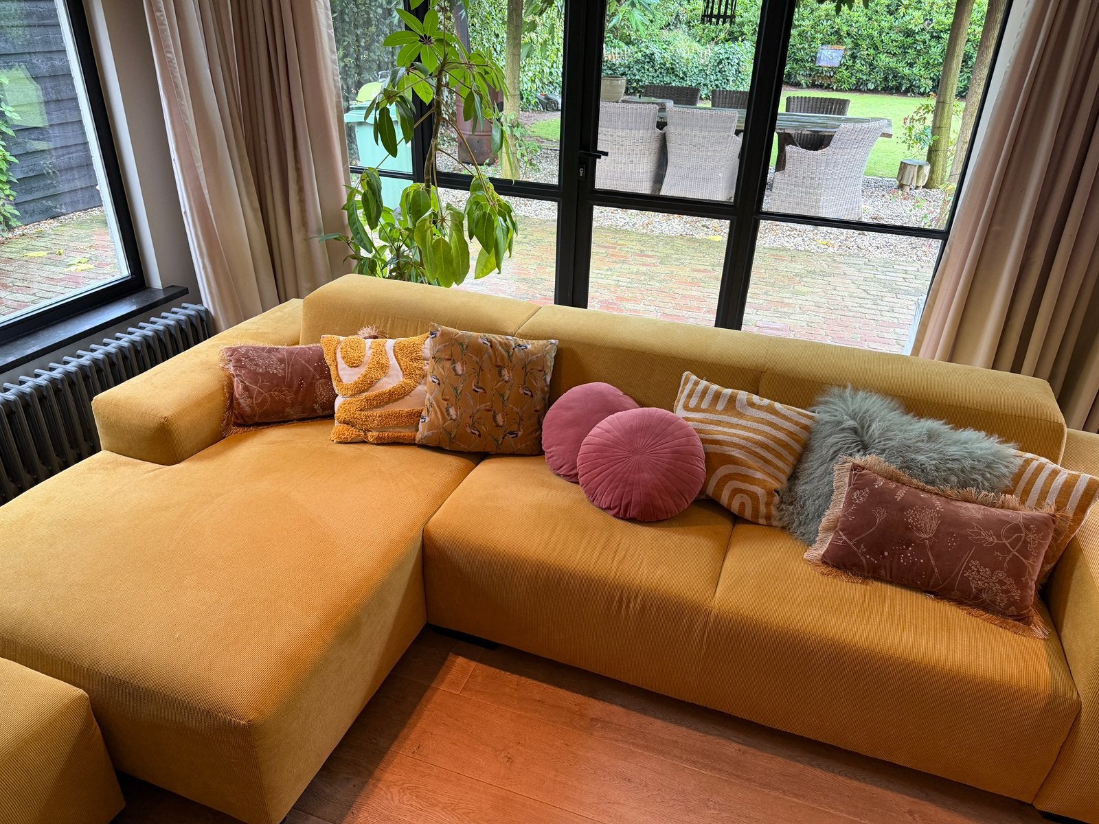 Prachtige royale hoekbank + hocker – slechts €600!, Ophalen, Zo goed als nieuw