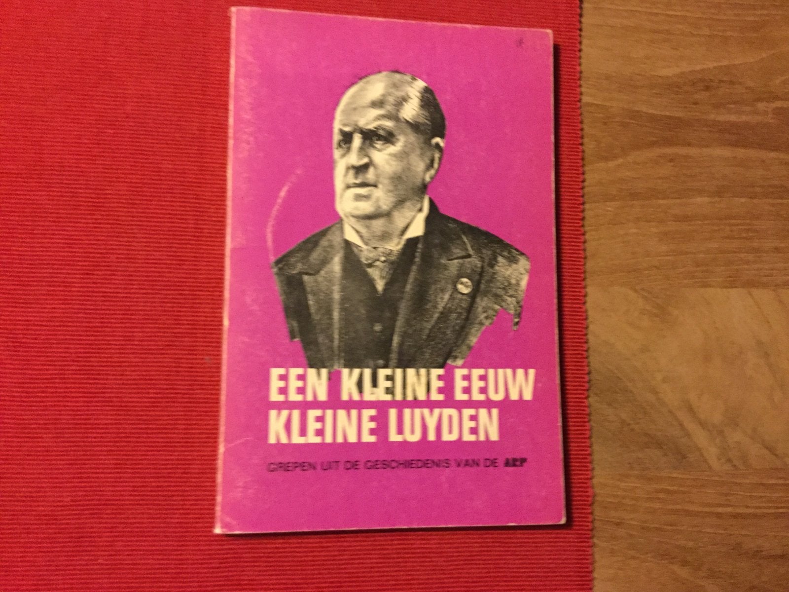 Een kleine eeuw kleine luyden, Boeken, Ophalen of Verzenden, Gelezen, Overige onderwerpen, Nederland