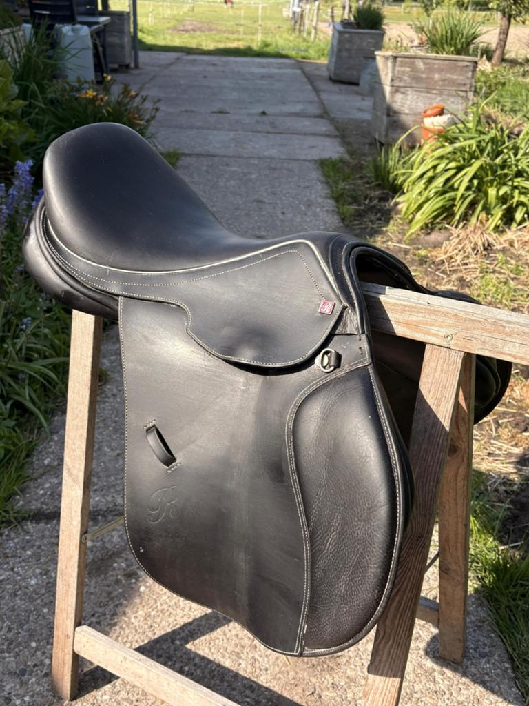 Zwart Rossner springzadel Medium Wide, Dieren en Toebehoren, Paarden en Pony's | Zadels, Ophalen, Springen