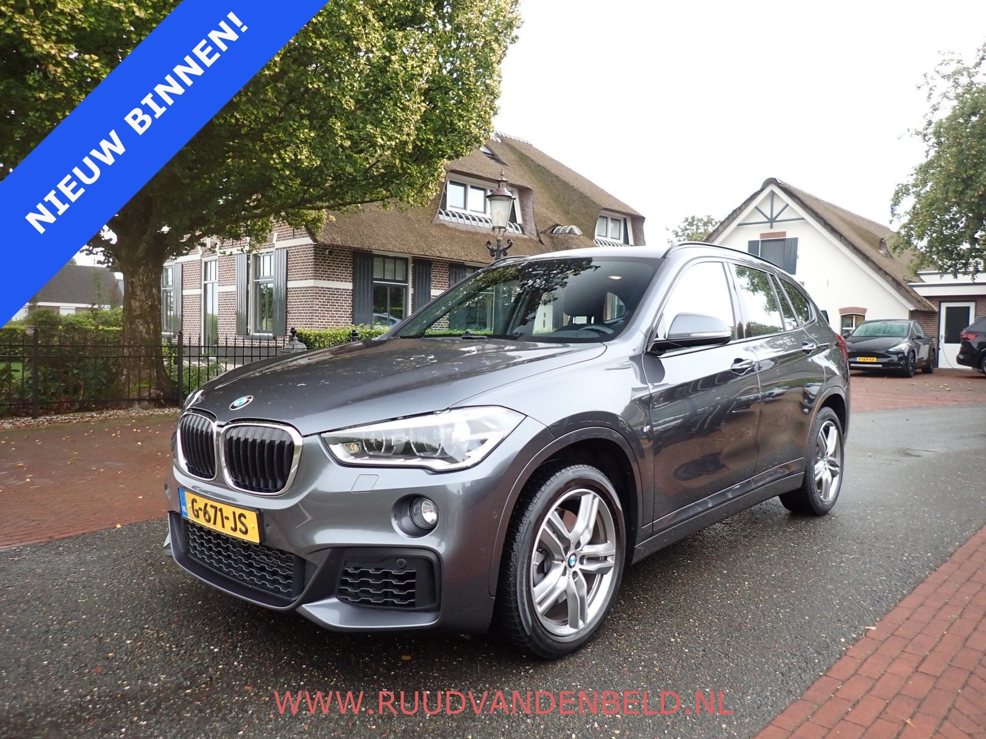 BMW X1 sDrive20i M-PAKKET / CAMERA / PANODAK / SPORTSTOELEN, Auto's, Alcantara, Bedrijf, Grijs, SUV of Terreinwagen