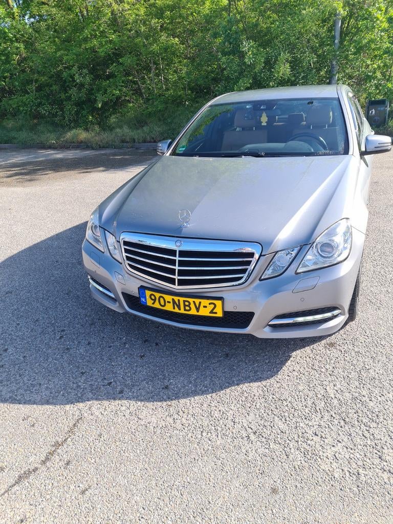 Mercedes-Benz E-Klasse 1.8 E200 CGI Sedan AUT 2010 Grijs, Auto's, Achterwielaandrijving, 4 cilinders, 1796 cc, Overige kleuren