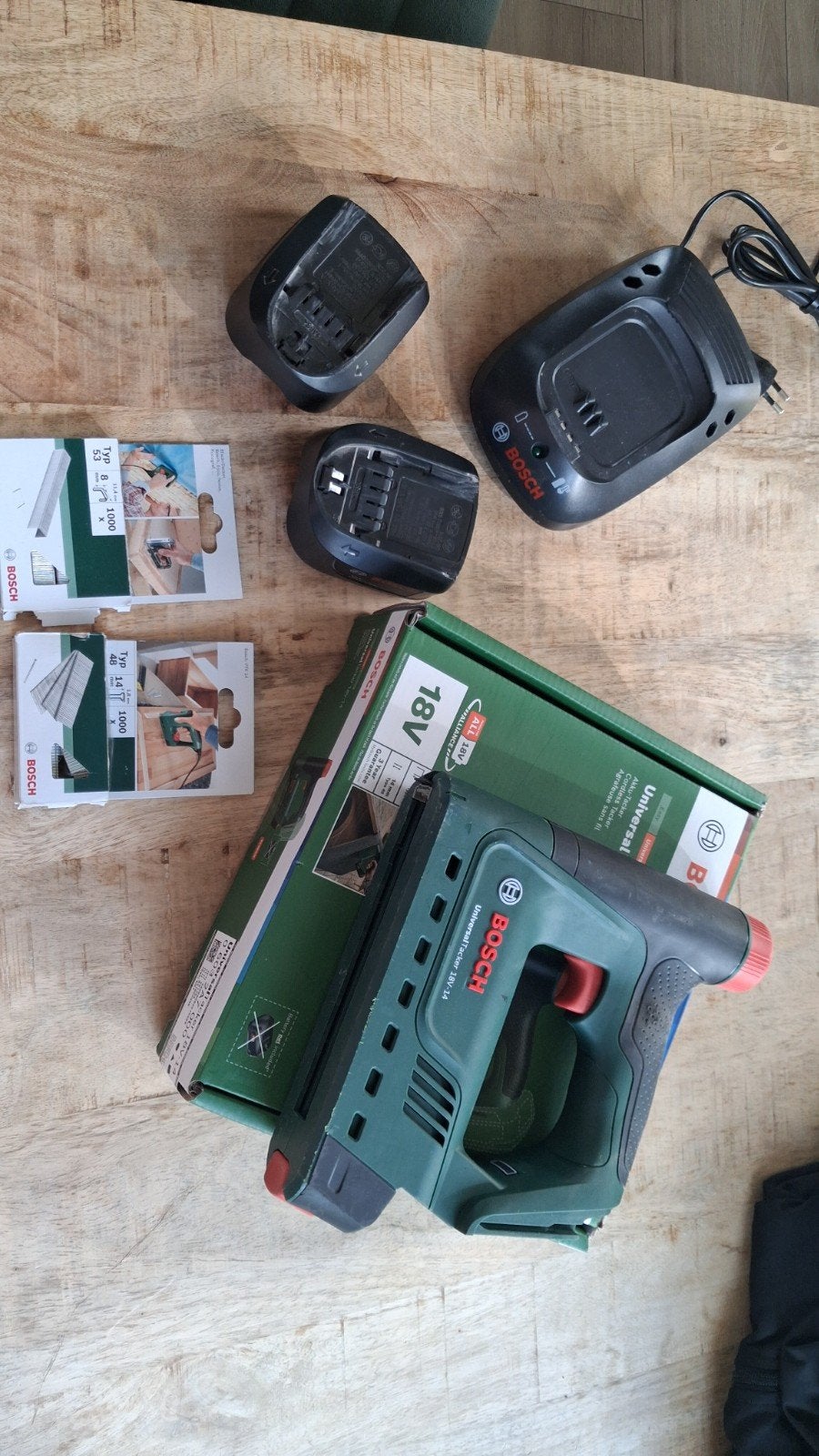 Bosch UniversalTacker 18V-14 met lader 2 accu's en nietjes, Ophalen of Verzenden, Zo goed als nieuw, Tacker/nietmachine, Bosch