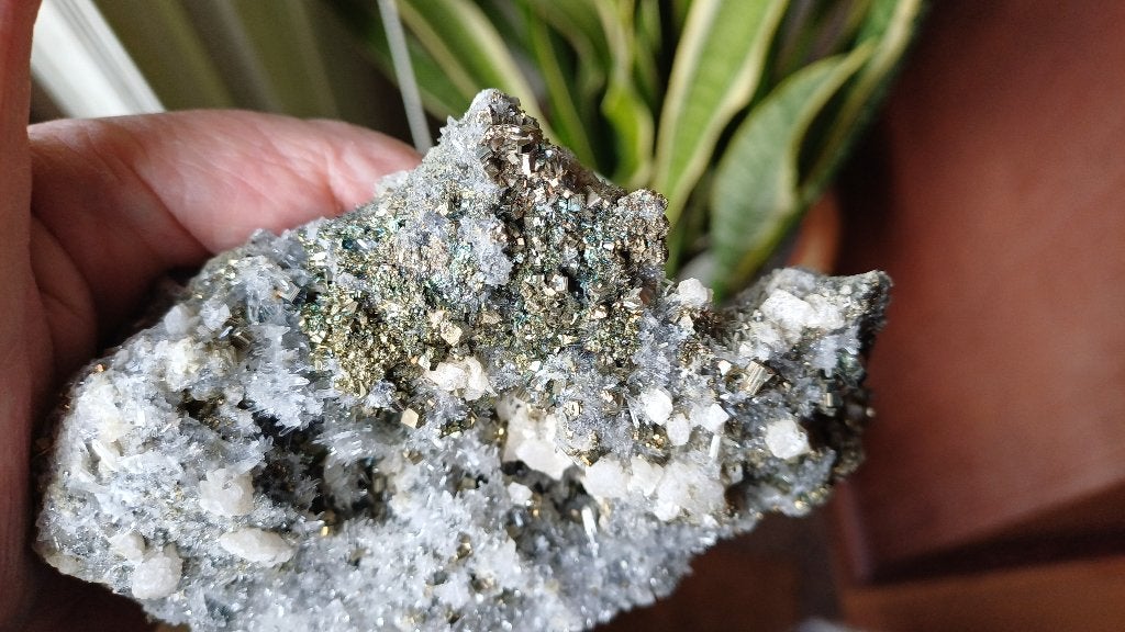 D52-16 Calciet UV (Chalco) Pyriet Kwarts Madan Bulgarije, Ophalen of Verzenden, Mineraal
