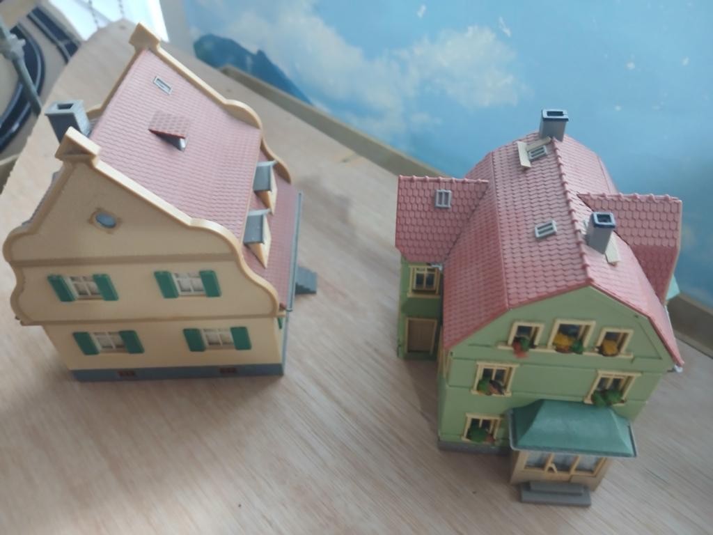 2 mooie huisjes voor HO spoorbaan, Ophalen of Verzenden, Gebruikt, Brug, Tunnel of Gebouw