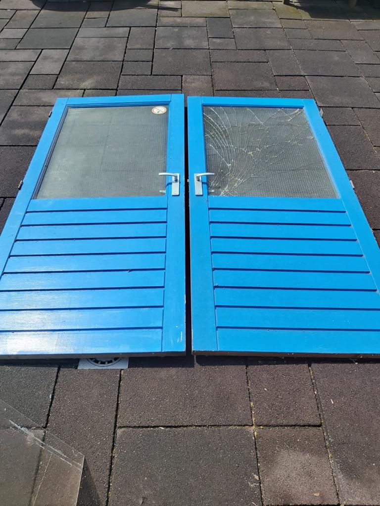 2 Hardhouten deuren met veiligheidsglas (1 glas gebroken), Doe-het-zelf en Verbouw, Ophalen, Gebruikt, 80 tot 100 cm, Buitendeur