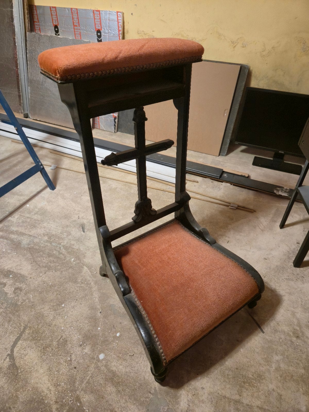Bidstoel, zwart hout met rode velvet stof, Ophalen