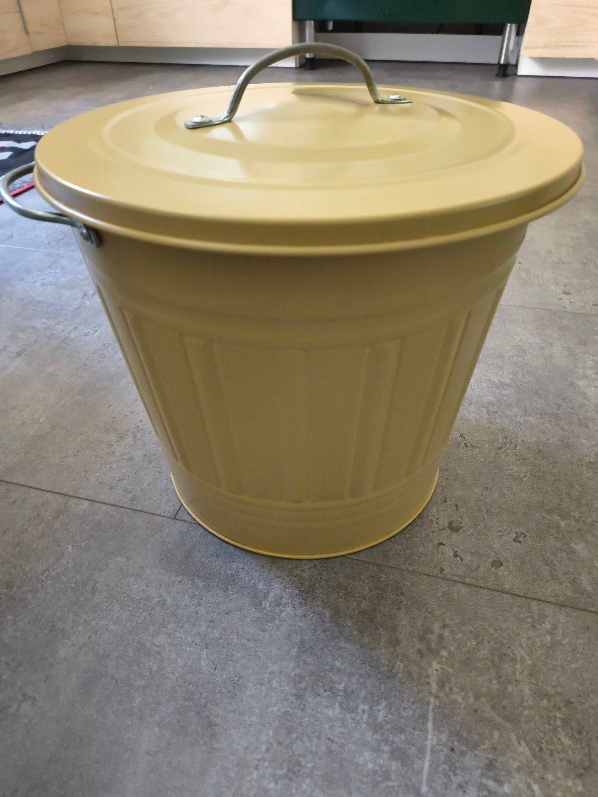 Ikea Knud, gele metalen prullenbak met deksel, Ophalen