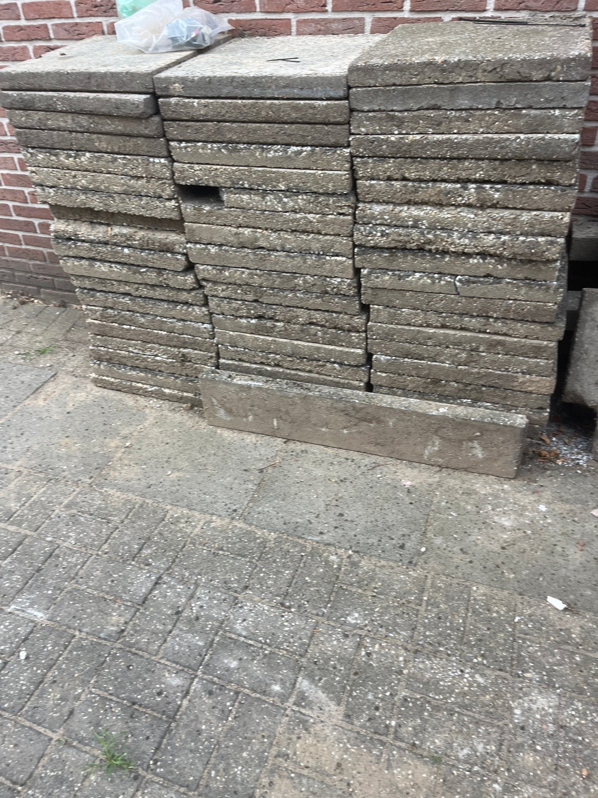Gratis  57 Gebruikte terrastegels  Ideaal voor tuin of oprit, Tuin en Terras, Ophalen, Gebruikt, 10 m² of meer, Beton