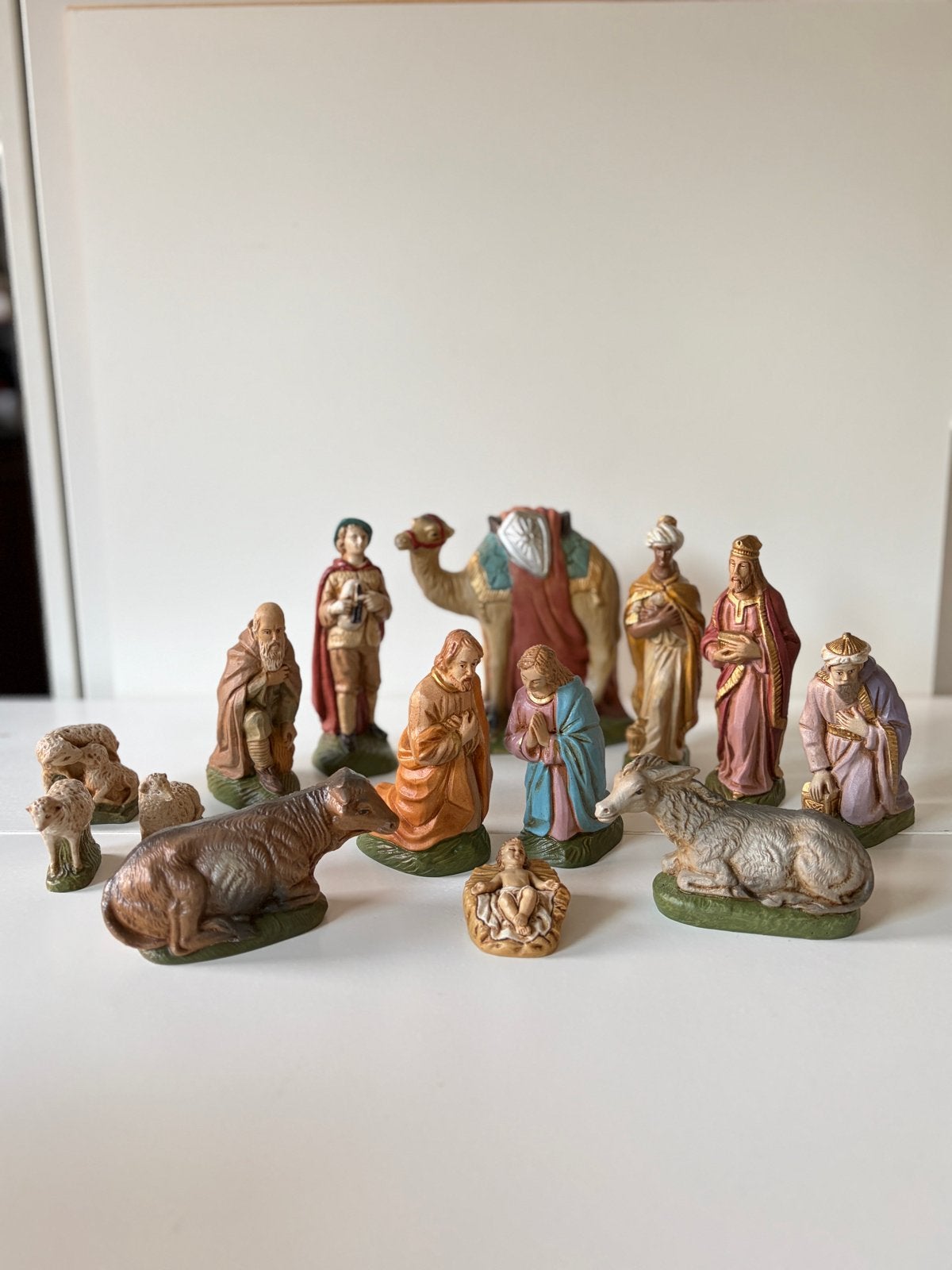 Kerststal vintage met 14 handbeschilderde figuren, Diversen, Ophalen of Verzenden, Zo goed als nieuw