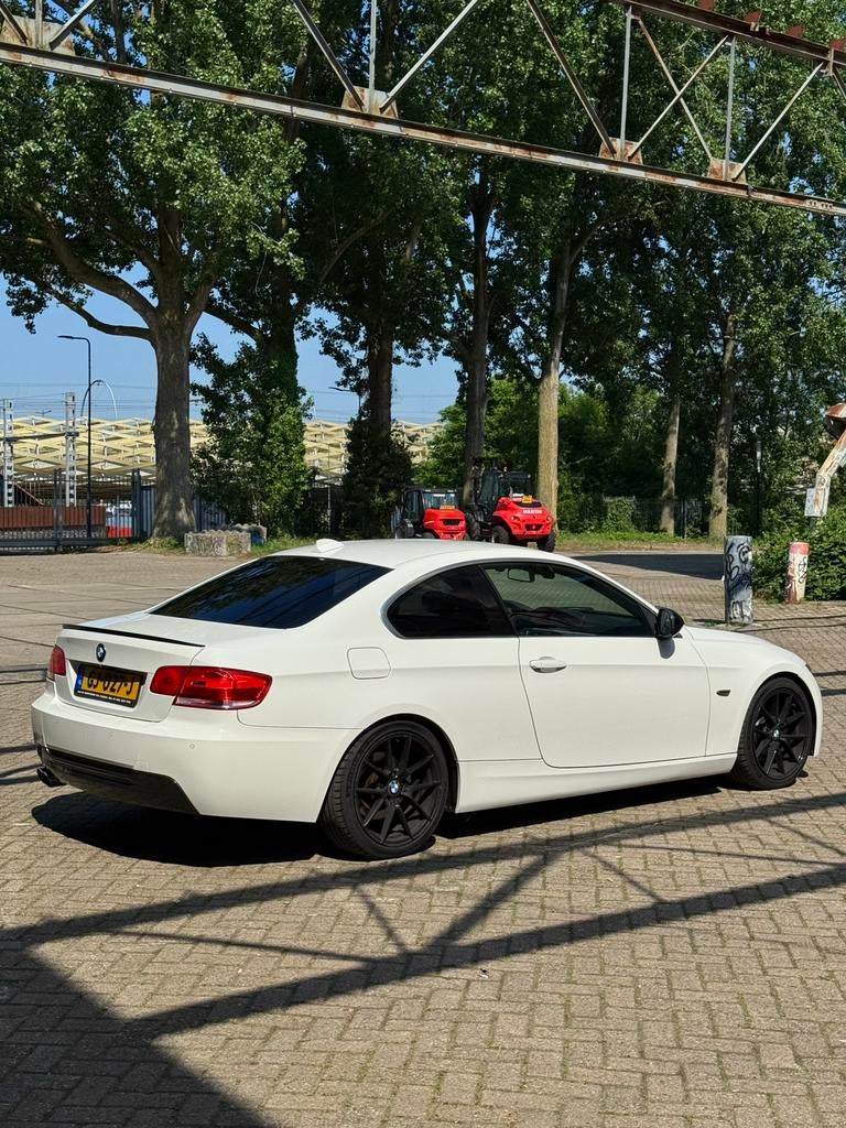 BMW 3-Serie 3.0 I 325i Coupe 2010 M pakket handgeschakeld, 745 kg, Achterwielaandrijving, Zwart, 4 stoelen