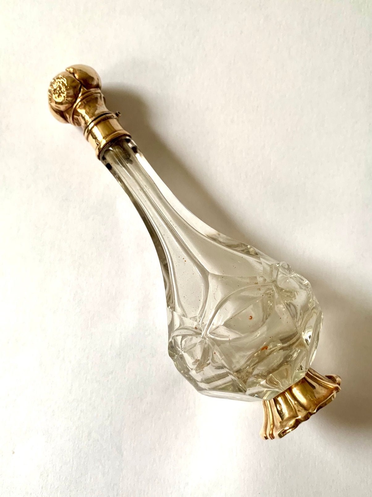 Hollands kristal Parfumflesje met 14 kt gouden dop en voet., Antiek en Kunst, Ophalen of Verzenden, Goud