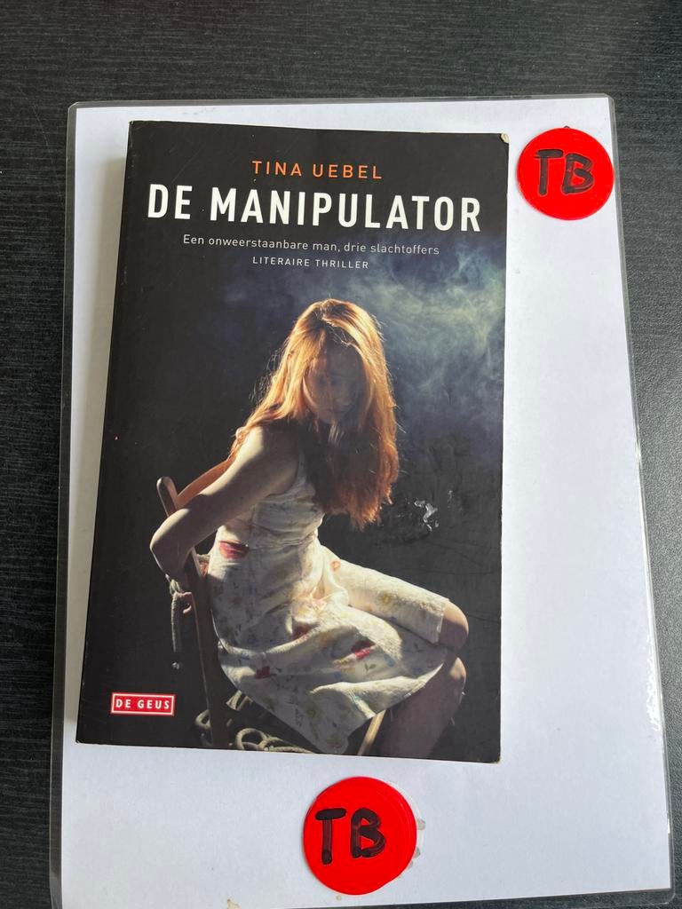 De Manipulator - Tina Uebel (Literaire Thriller), Boeken, Thrillers, Zo goed als nieuw, Europa overig, Ophalen of Verzenden
