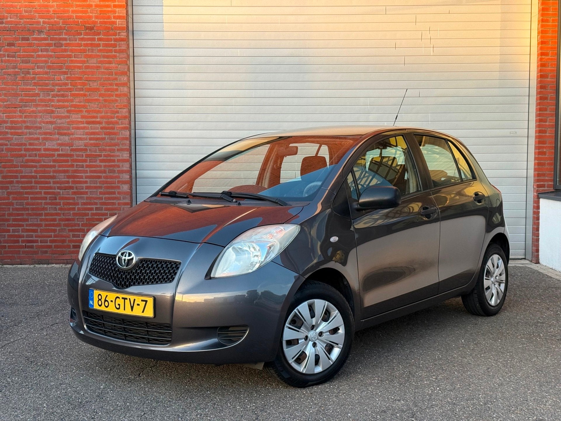 Toyota Yaris 1.3 VVTi Sol | AIRCO | NEW APK | NAP, Voorwielaandrijving, Stof, Zwart, 4 cilinders