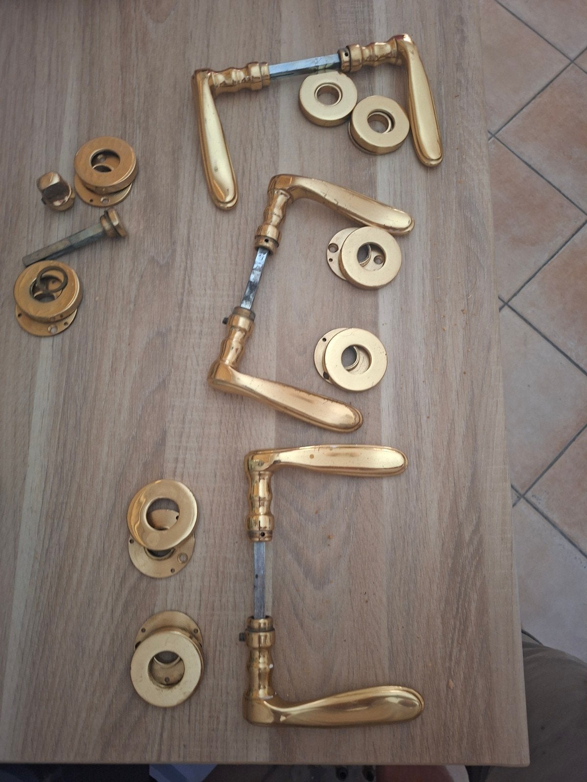Set van 3 messing deurklinken met rozetten en wc slot bedien, Ophalen of Verzenden, Gebruikt, Koper of Messing, Klink of Kruk