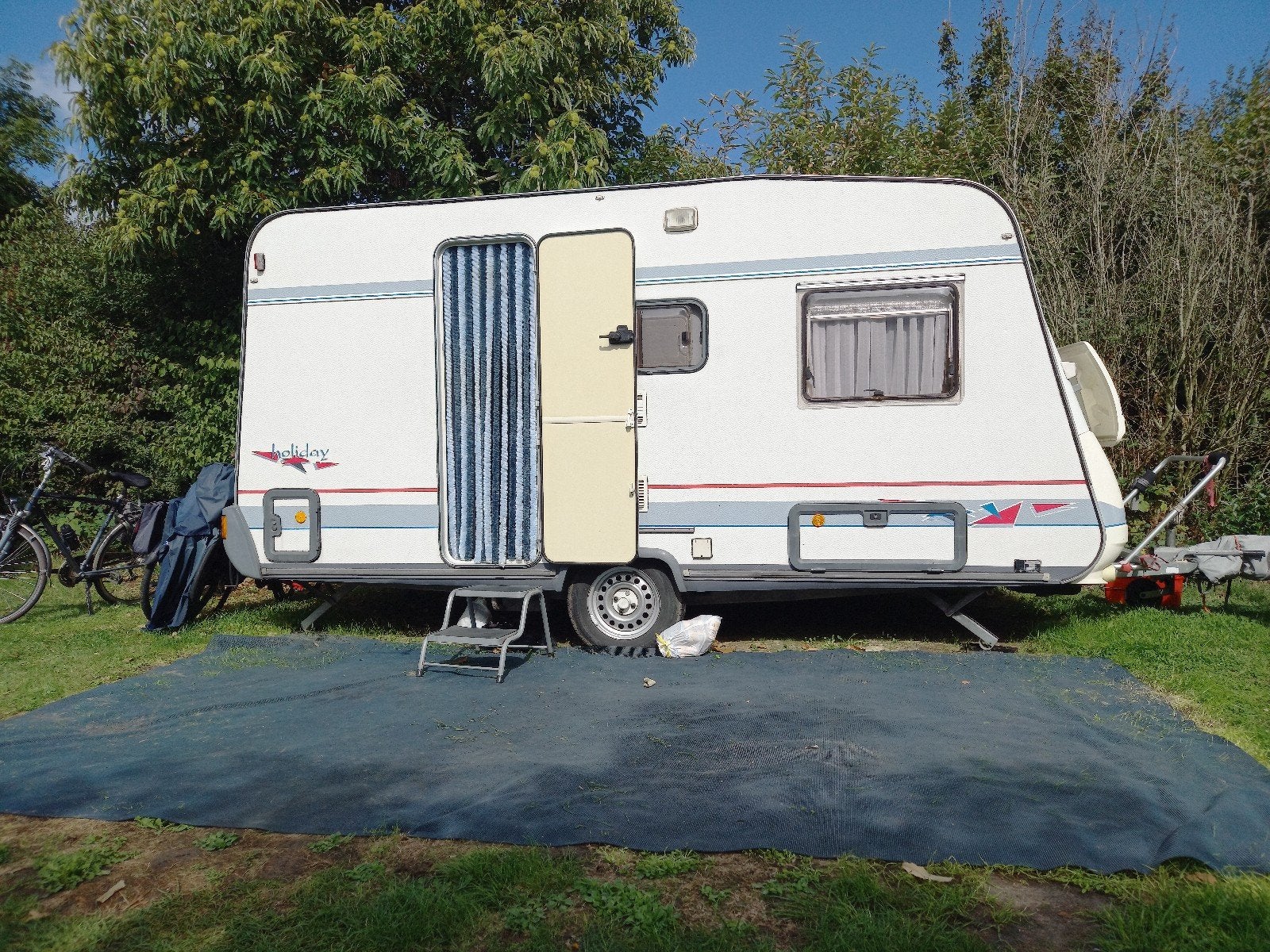Caravan met vast bed, treinzit en voortent, Caravans en Kamperen, Caravans, Kachel, Treinzit, 750 - 1000 kg, Particulier