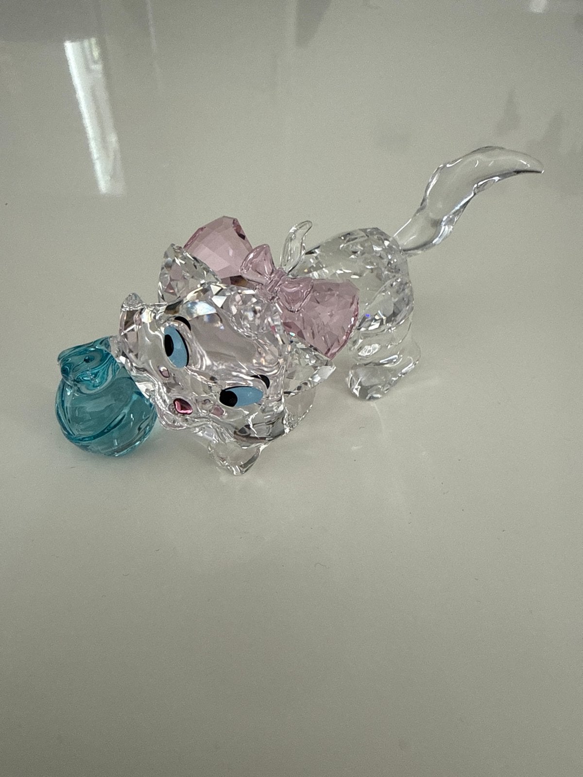 Swarovski Disney Marie Kat beeldje met bal, Ophalen of Verzenden, Zo goed als nieuw