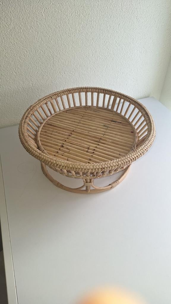 Ronde rieten schaal op pootjes. Diameter schaal is 28cm, Ophalen, Rond, Riet