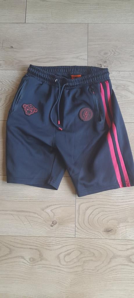 Donkerblauwe sportshort met rode strepen en logo's, Broek, Ophalen of Verzenden, Zo goed als nieuw, Jongen
