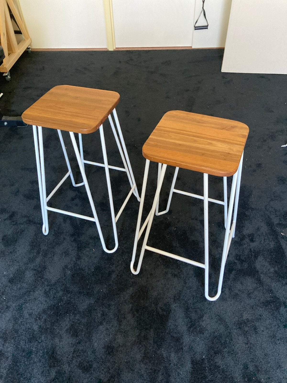 Set van 2 barkrukken met houten zitting en metalen poten, Ophalen, Gebruikt, 60 tot 90 cm, Hout