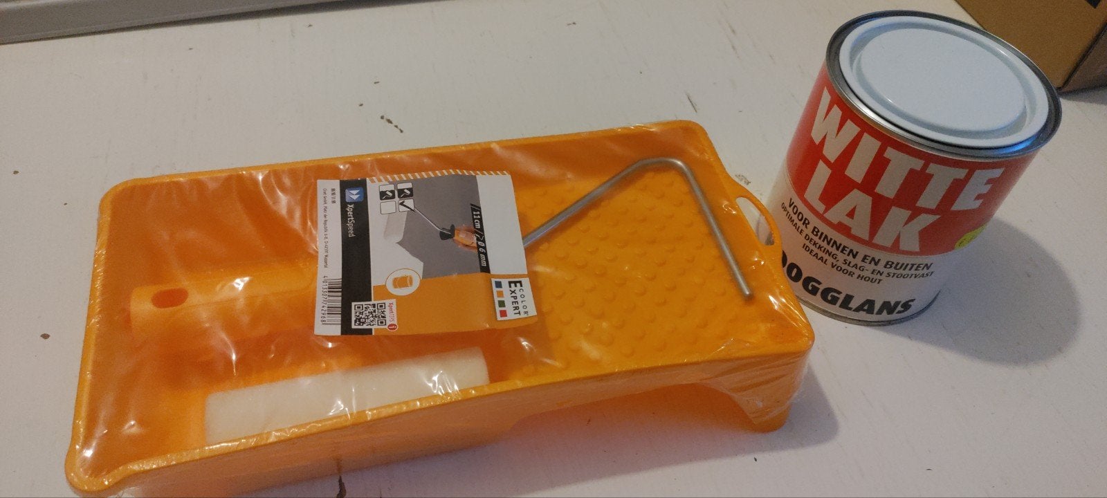 Witte hoogglans lak met verfbak en roller, Ophalen of Verzenden