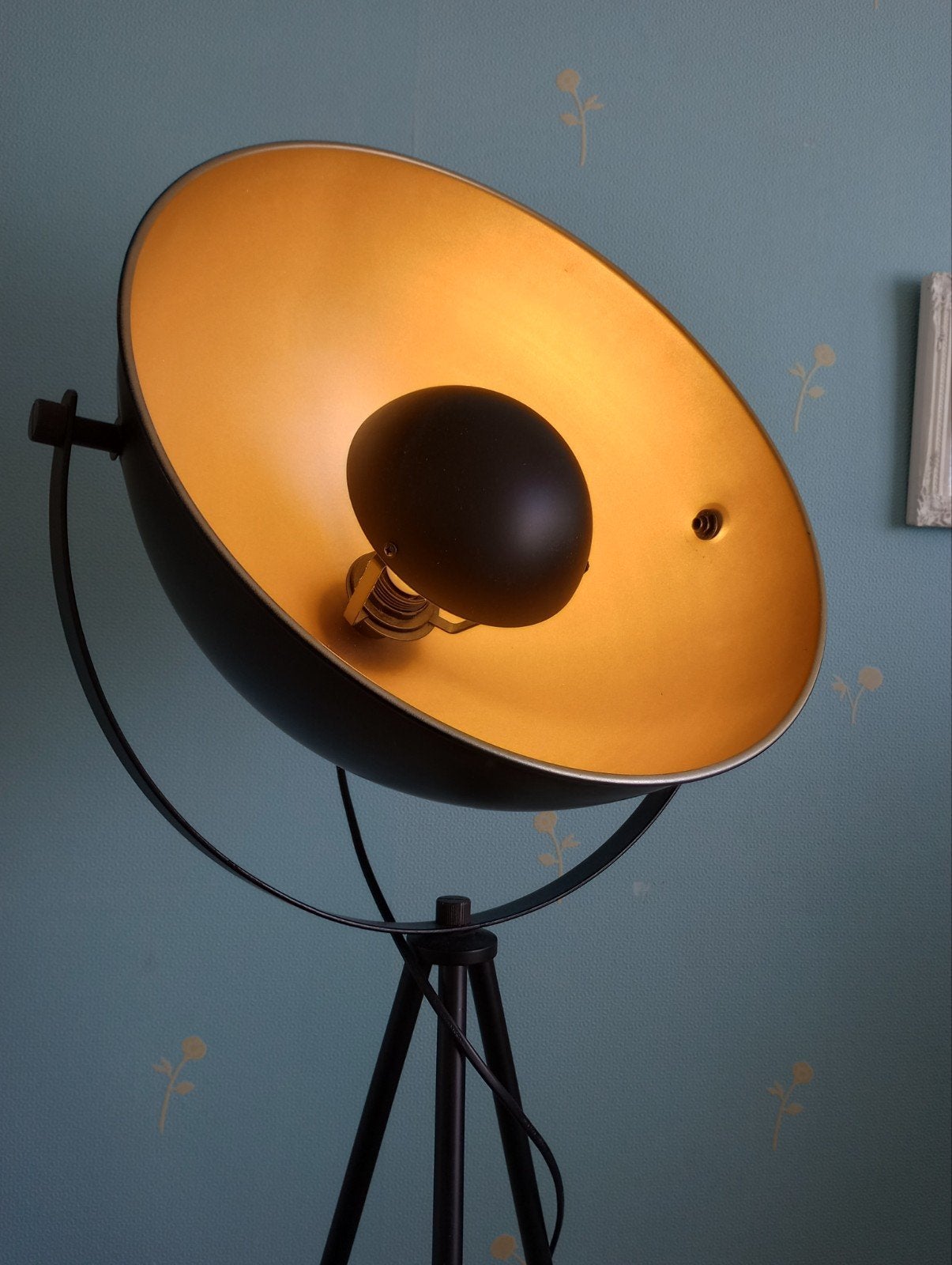 Stijlvolle Zwarte Vloerlamp met Gouden Binnenkant, Modern, Industrieel, Ophalen of Verzenden, Zo goed als nieuw, Metaal
