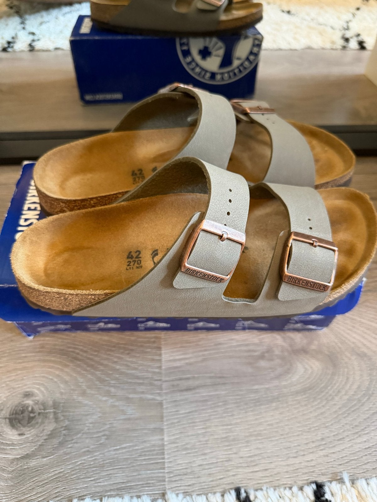 NIEUWE Birkenstock beige Arizona nubuck slippers maat 42, Ophalen of Verzenden, Nieuw