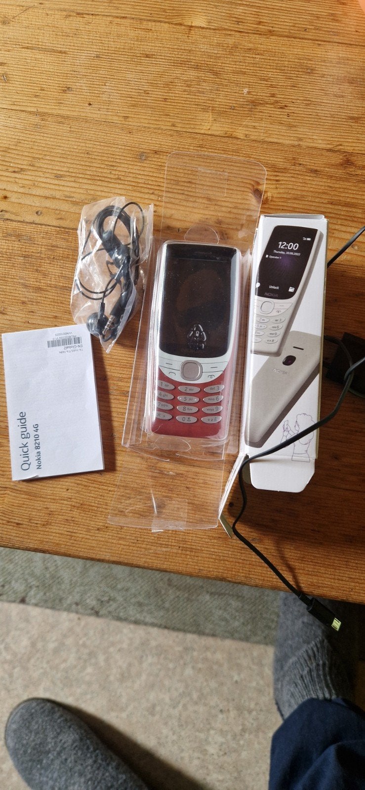 Nokia 8210 4G, Telecommunicatie, Mobiele telefoons | Nokia, Fysiek toetsenbord, Nieuw, Ophalen of Verzenden, Klassiek of Candybar