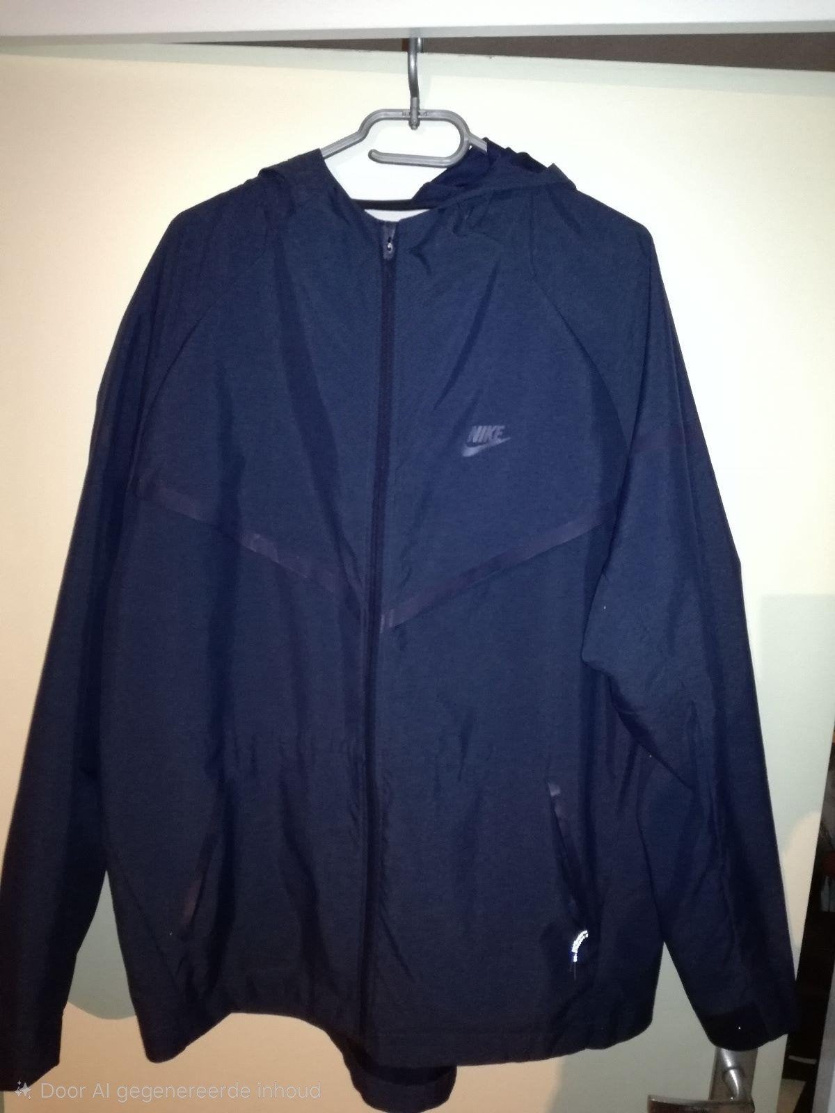 NIKE TECH FLEECE WINDJACKET DONKERBLAUW MAAT XL, Ophalen of Verzenden, Zo goed als nieuw, Maat 56/58 (XL), Blauw