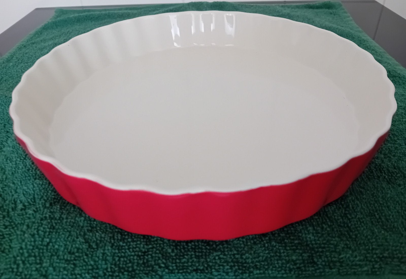 Ovenschaal Quichevorm Keramiek rode/wit de Ø:27cm x 4 cm h., Ophalen, Nieuw, Steen/keramiek