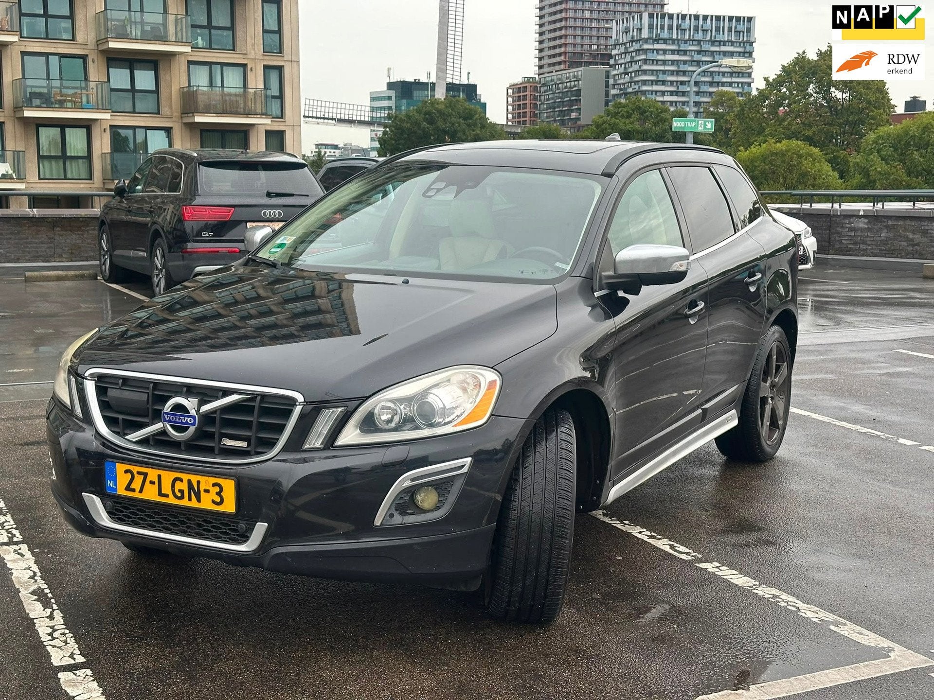 Volvo XC60 2.4 D5 AWD R-Design Bomvol Adaptief Cruise Pano T, Auto's, Dealer onderhouden, Gebruikt, Beige, 197 €/maand