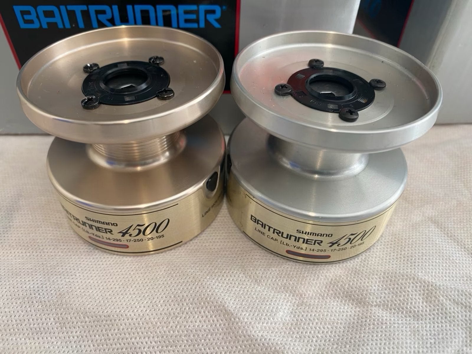 GEZOCHT ** Shimano 4500A  **1e Baitrunner spoelen, Ophalen of Verzenden, Zo goed als nieuw, Molen