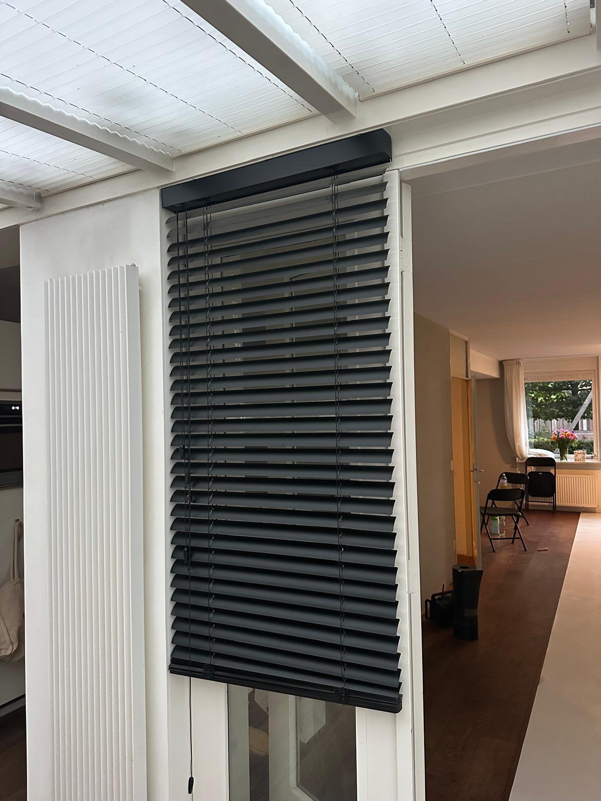 Zwarte aluminium jaloezieën 4 stuks- goede staat, Huis en Inrichting, Ophalen, Gebruikt, Overige merken, 220 cm