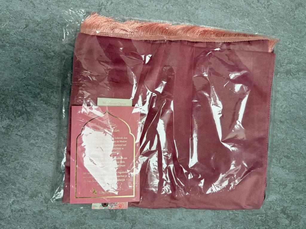 Cadeaupakket – Gebedskleed + Hisnul Muslim, Ophalen of Verzenden, Zo goed als nieuw