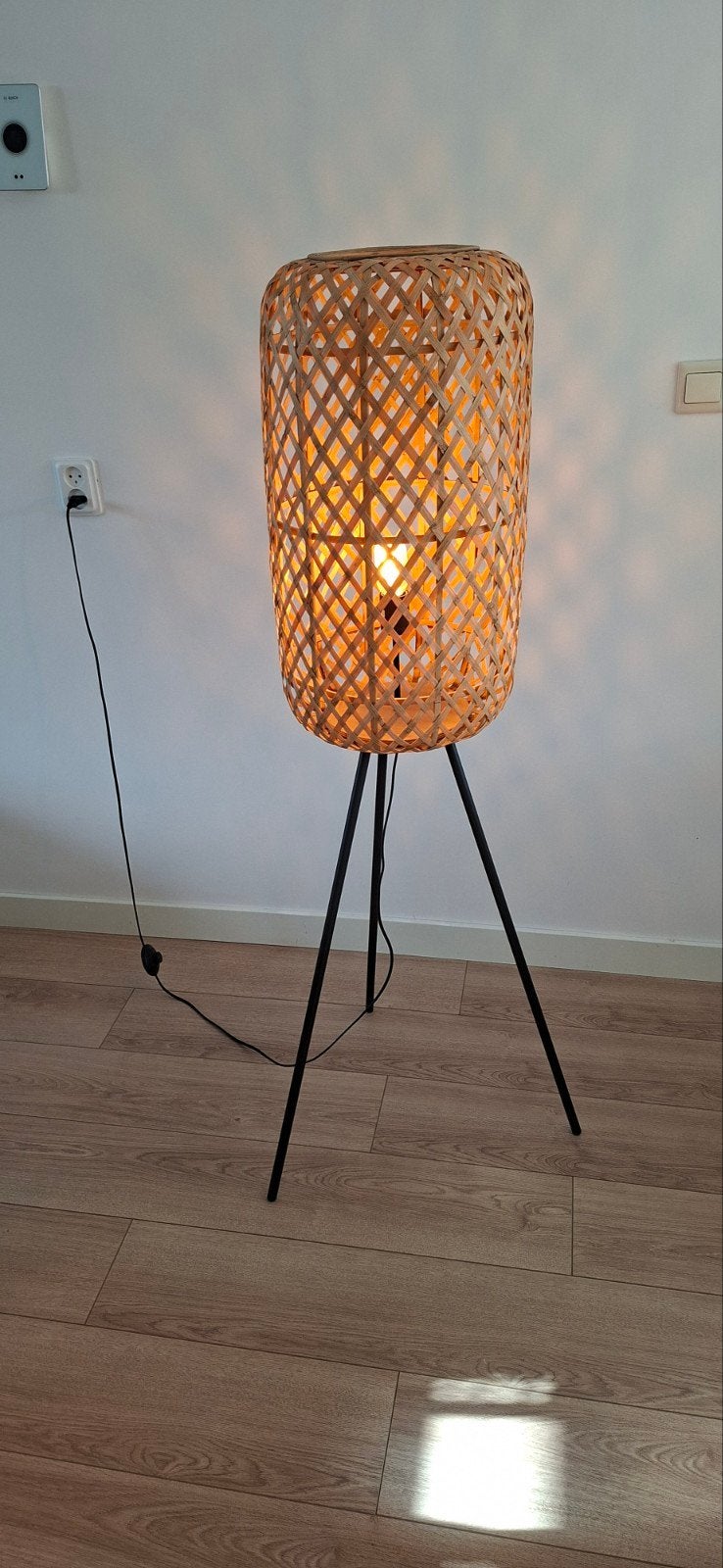 Rieten vloerlamp met driepoot - 1.40m hoog, Ophalen, Gebruikt, Metaal, 100 tot 150 cm