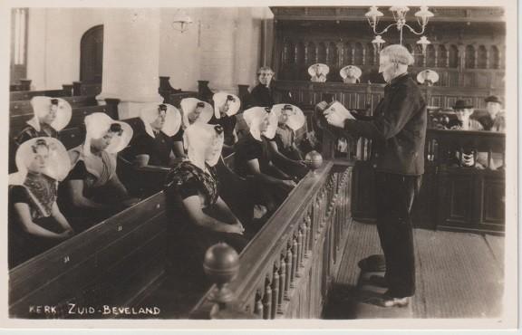 Dames in klederdracht in de kerk van Zuid-Beveland/oud, Verzenden, Voor 1920, Ongelopen, Klederdracht