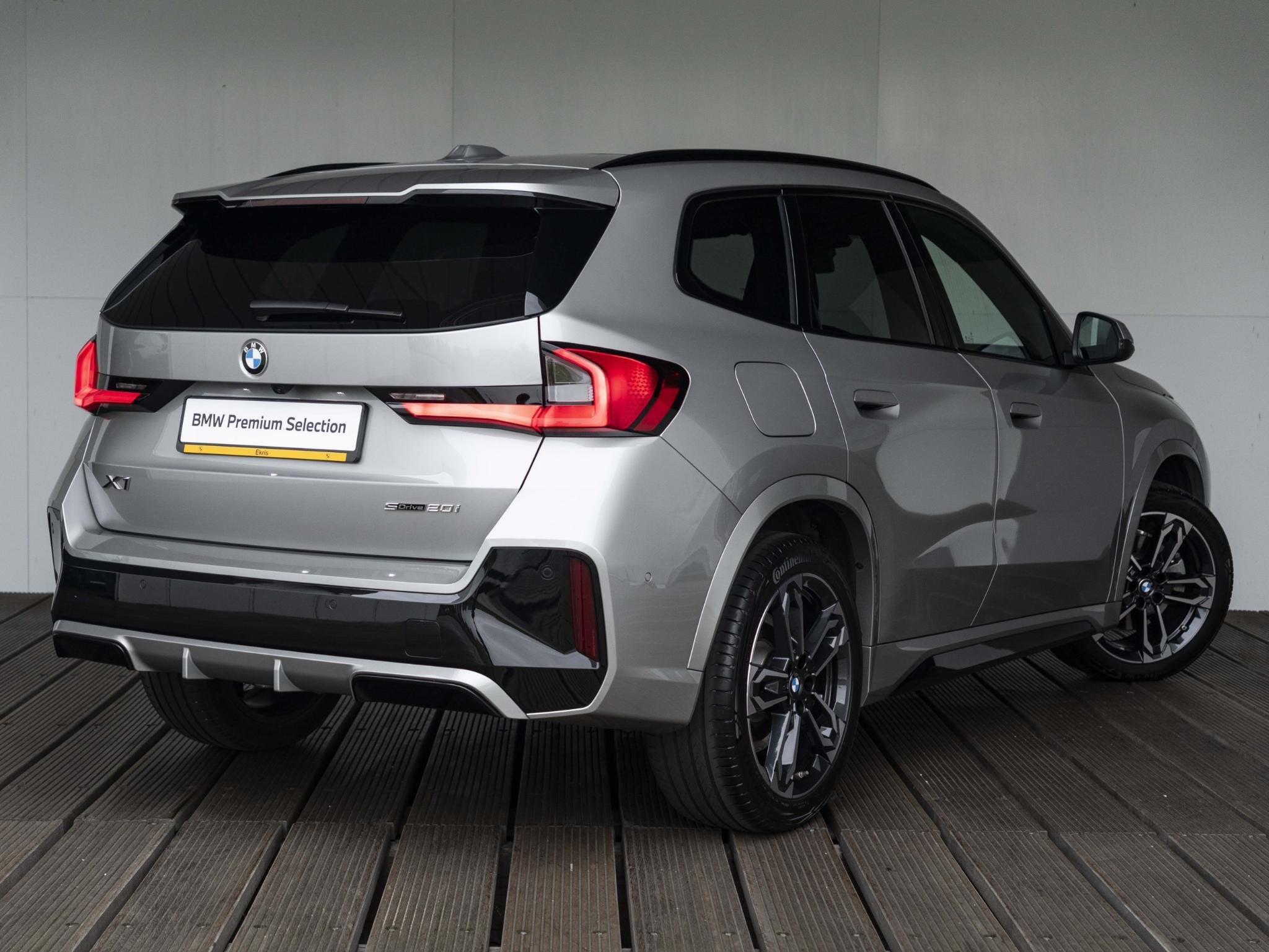 BMW X1 sDrive20i | M Sportpakket | Travel Pack | Verwarmd St, Met garantie (alle), Origineel Nederlands, Bedrijf, 3 cilinders