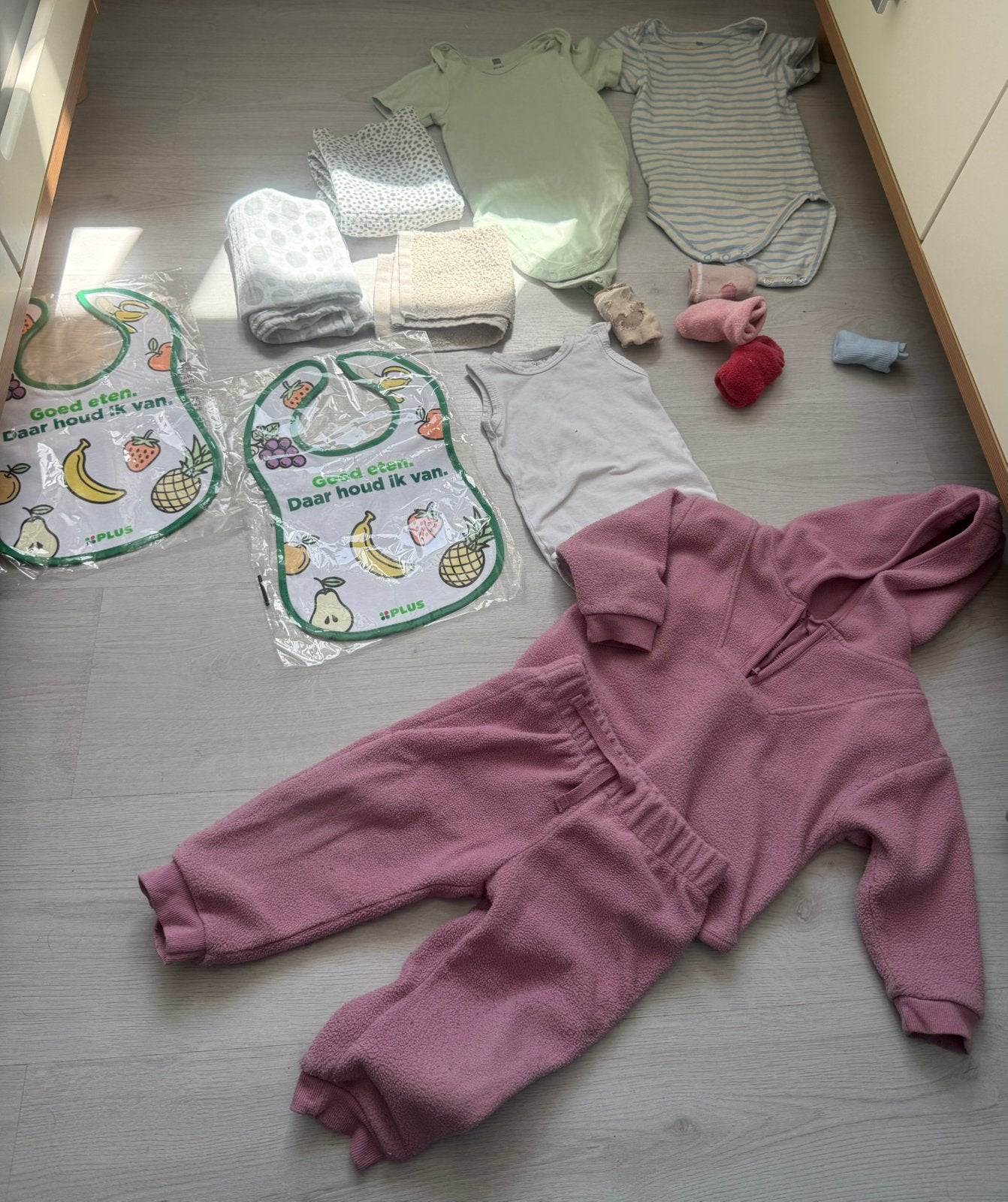 Kleding pakket babykleding set rompers slabbetjes sokken, Kinderen en Baby's, Verzenden, Zo goed als nieuw