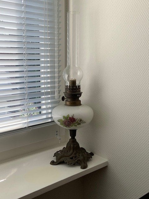 Antiek petroleum lamp, wit melkglas met bloemen motief, Antiek en Kunst, Antiek | Lampen, Ophalen of Verzenden