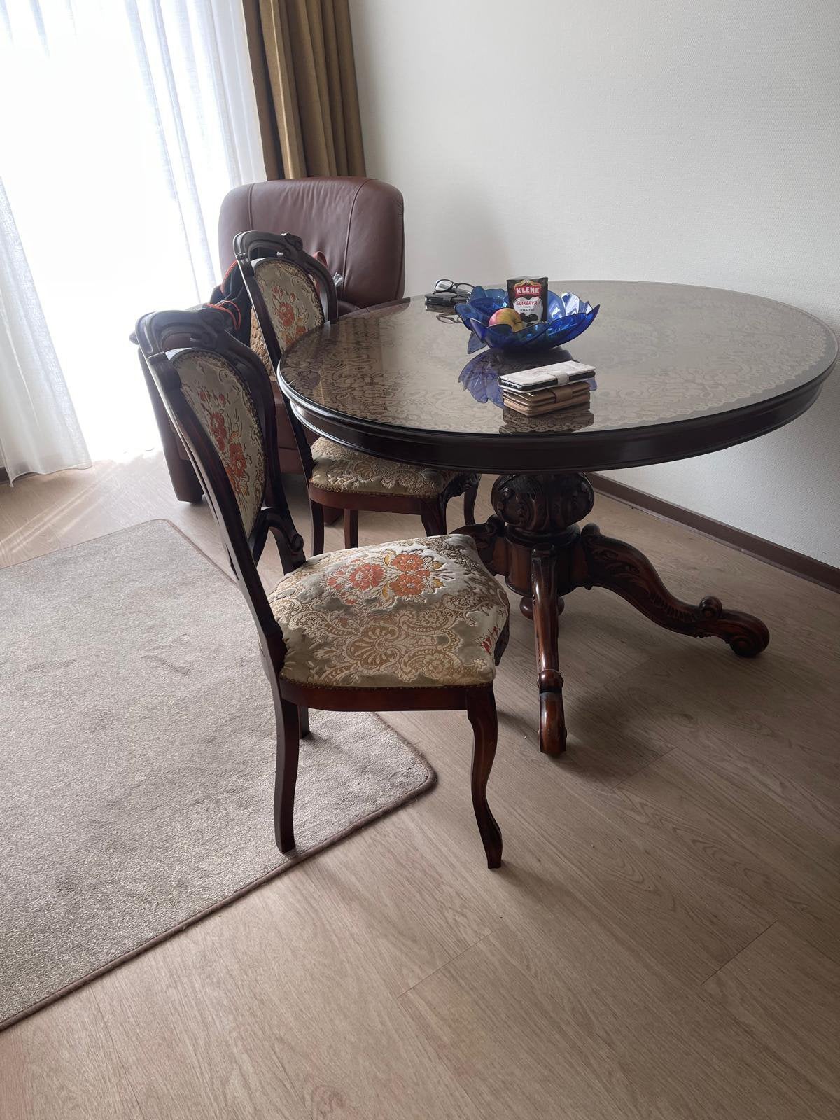 Nette eettafel met glasplaat en 4 stoelen, Ophalen, Zo goed als nieuw, 4 tot 6 stoelen
