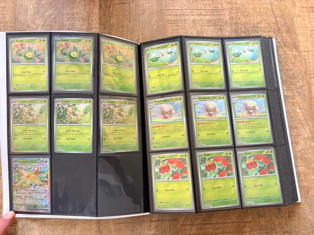Pokemon prismatic evolutions complete base set incl pokeball, Ophalen of Verzenden, Gebruikt, Meerdere kaarten