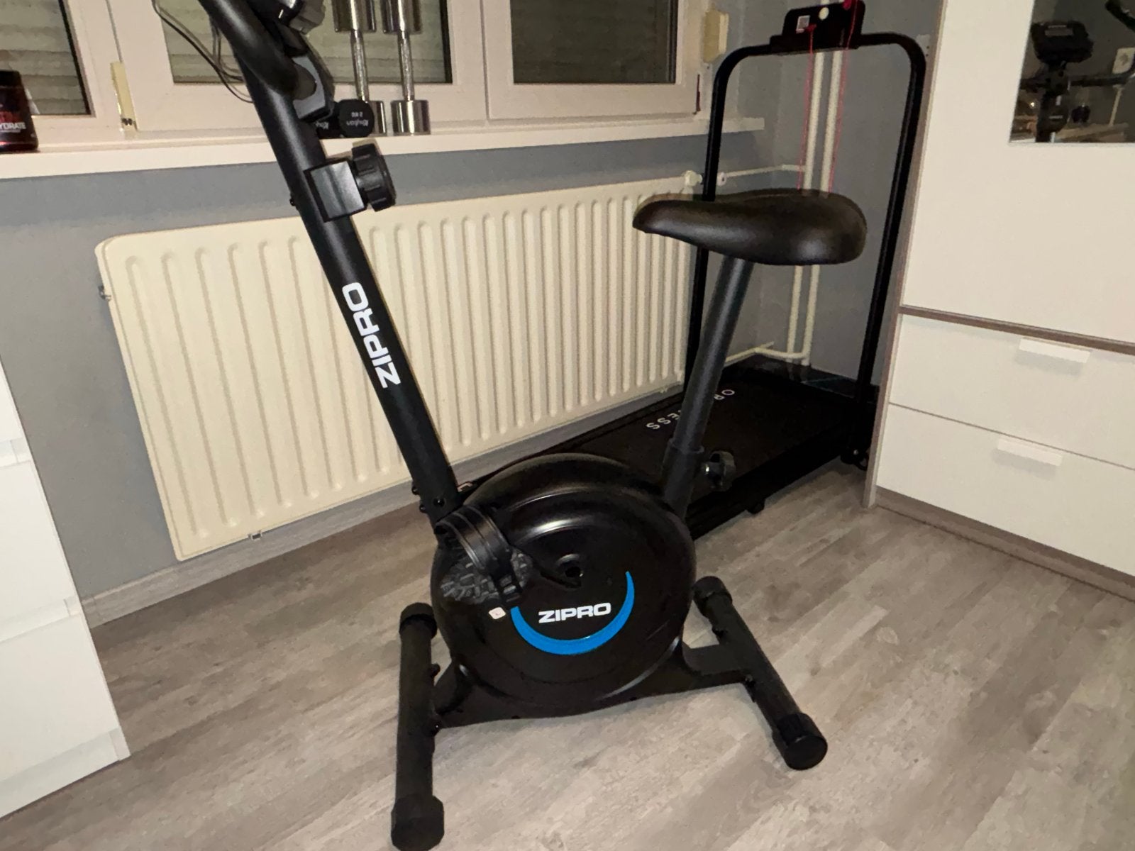 Zipro Hometrainer - Compact en Efficiënt, Ophalen, Zo goed als nieuw, Metaal, Benen